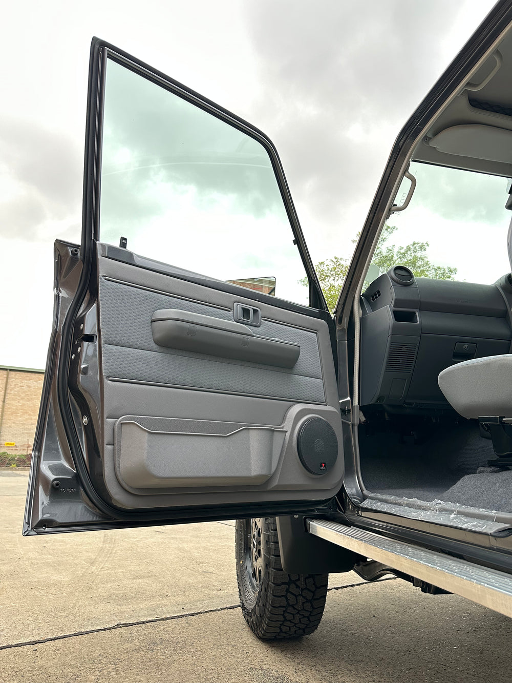 Grey Department of the interior front speaker door pods with ABS pockets for Toyota LandCruiser 