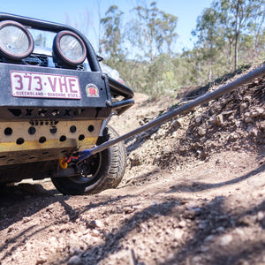 Saber offroad 8k kinetic kit being used to recovery a Nissan Navara stuck on a mountain hill