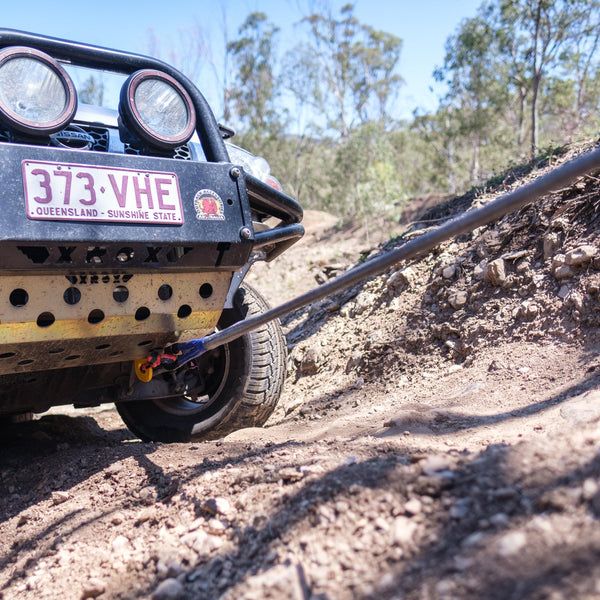 Saber offroad 8k kinetic kit being used to recovery a Nissan Navara stuck on a mountain hill